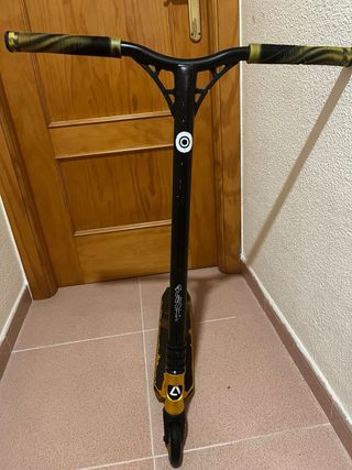 Patin de Skate Negro y Dorado ALBOTT