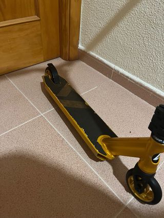 Patin de Skate Negro y Dorado ALBOTT