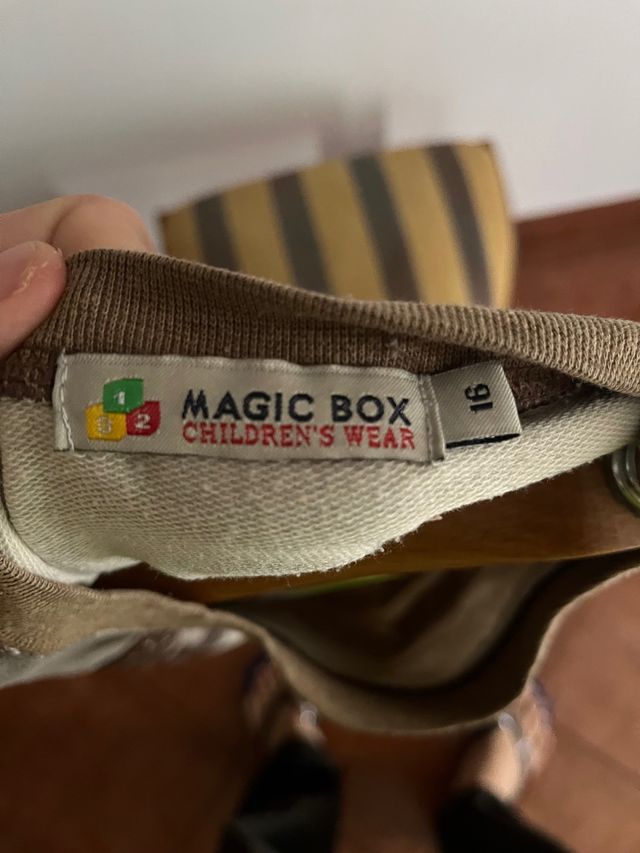 Camiseta de rayas marrón y beige