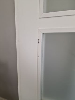 Puerta corredera blanca con 4 cristales