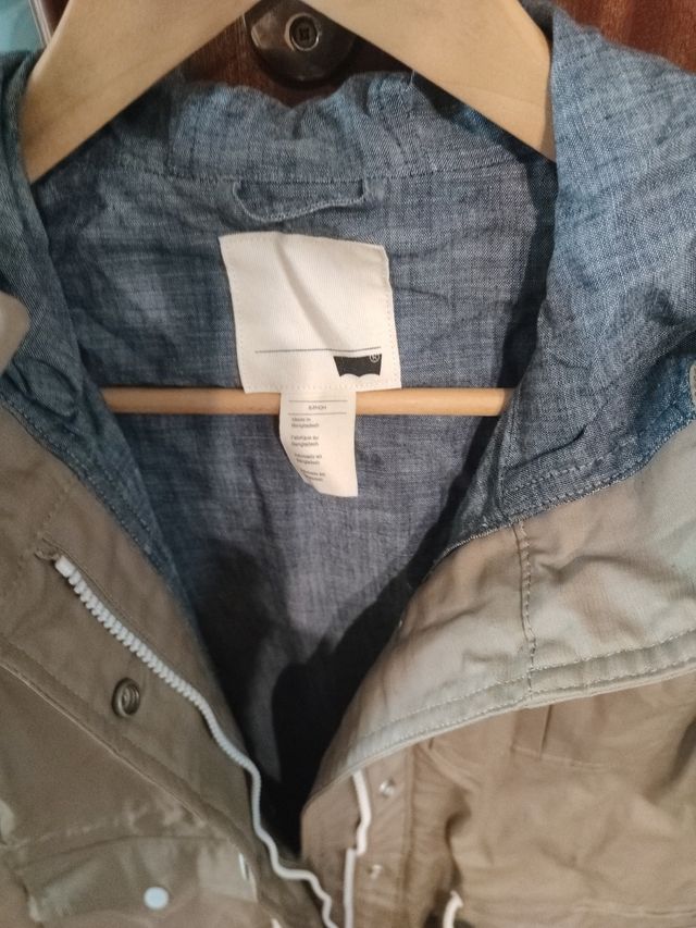 Chaqueta Levi's verde oliva con capucha
