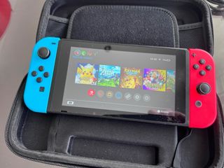 Nintendo Switch rosso e blu completo