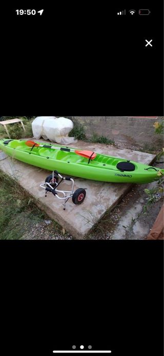 Kayak verde con remos y carrito