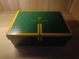 Mocasines de tacón, color vino. Pitillos.