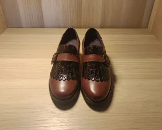 Mocasines de tacón, color vino. Pitillos.