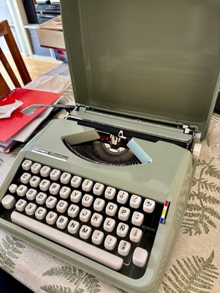 Máquina de escribir Olivetti Hermes Baby