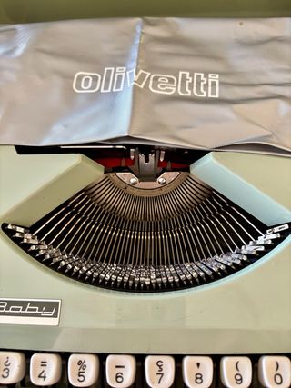 Máquina de escribir Olivetti Hermes Baby