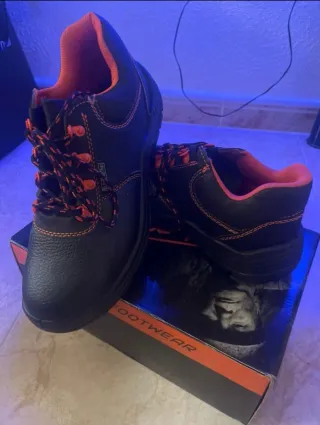Zapatos de seguridad negros y naranjas