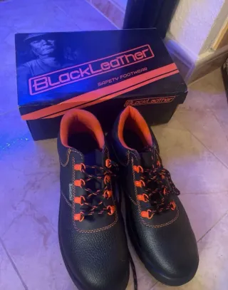 Zapatos de seguridad negros y naranjas