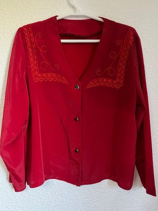 Camisa vintage roja granate con bordado decorativo