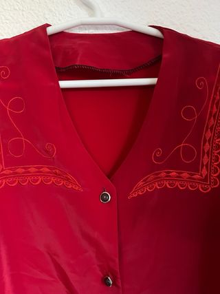 Camisa vintage roja granate con bordado decorativo