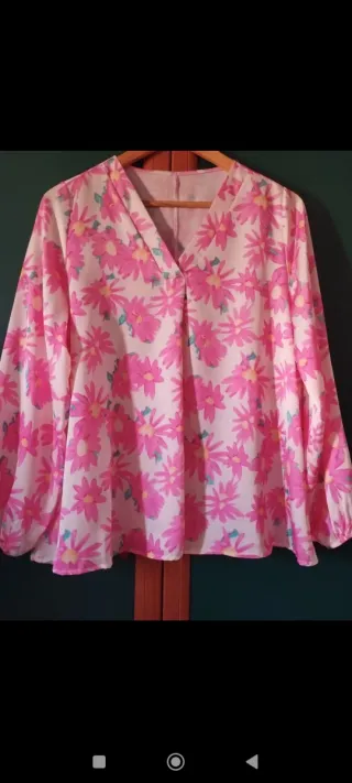 Blusa con estampado floral rosa y blanco