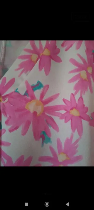 Blusa con estampado floral rosa y blanco