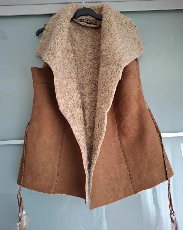 Chaleco Bershka Marrón con Cinturón