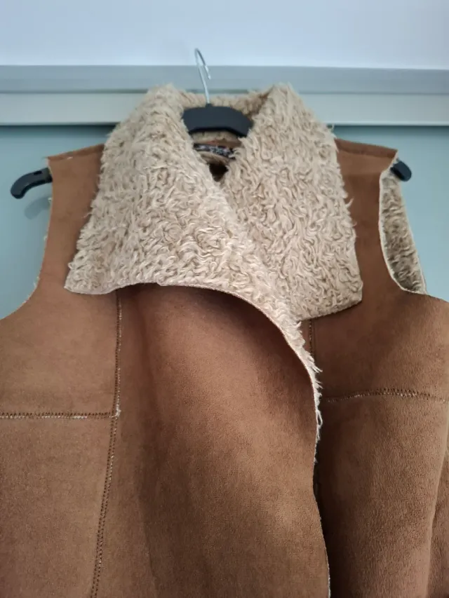 Chaleco Bershka Marrón con Cinturón