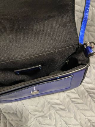 Bolso azul metálico con cadena plateada