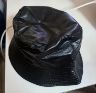 Gorra negra efecto piel