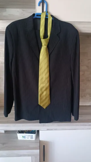 Traje de hombre negro con corbata verde