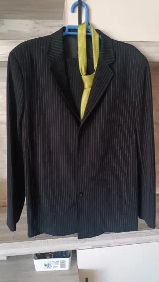 Traje de hombre negro con corbata verde