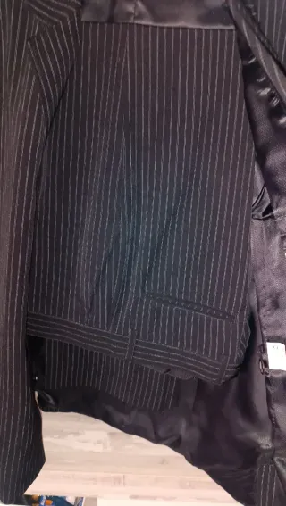 Traje de hombre negro con corbata verde