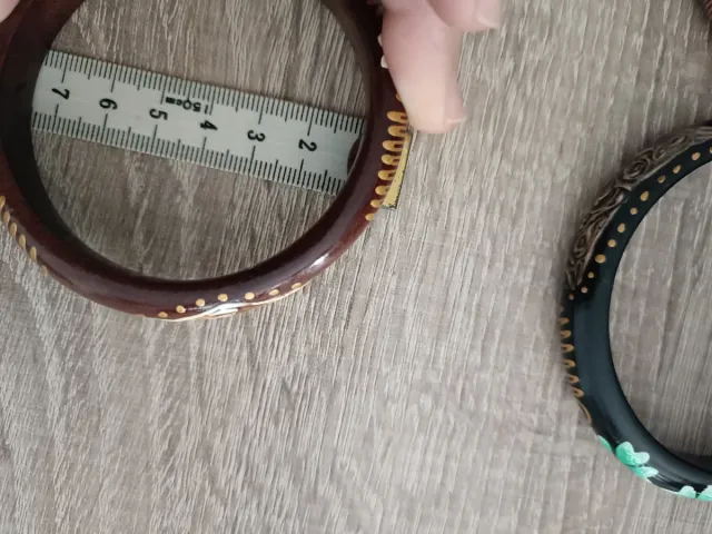 Pulseras de madera con flores pintadas