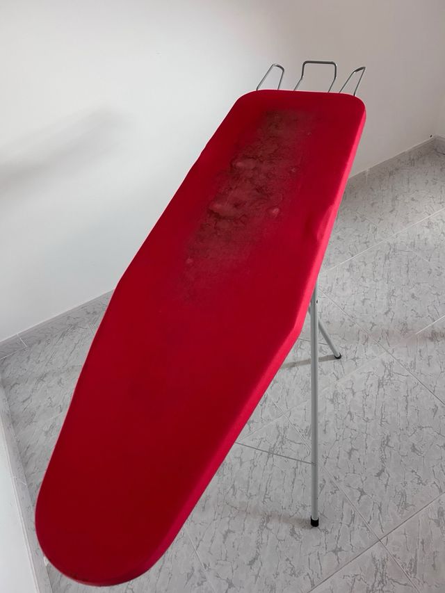 Tabla de planchar roja