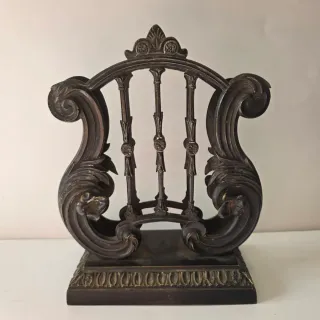 Antico porta lettere a forma di lira in bronzo