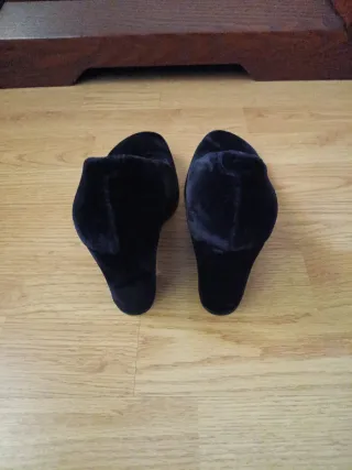 Zapatos de tacón terciopelo negro .