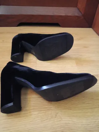 Zapatos de tacón terciopelo negro .