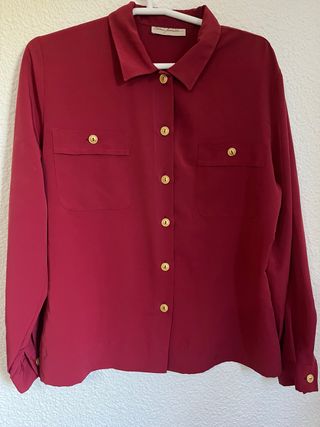 Camisa roja burdeos de manga larga con botones oro