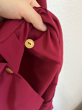 Camisa roja burdeos de manga larga con botones oro