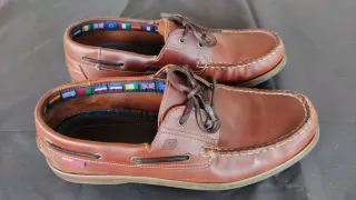 Zapatos náuticos de cuero marrón
