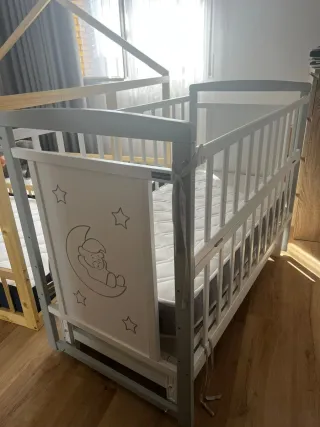 Cuna de bebé blanca y gris