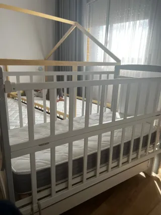 Cuna de bebé blanca y gris