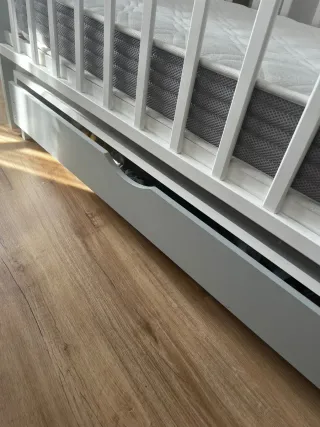 Cuna de bebé blanca y gris