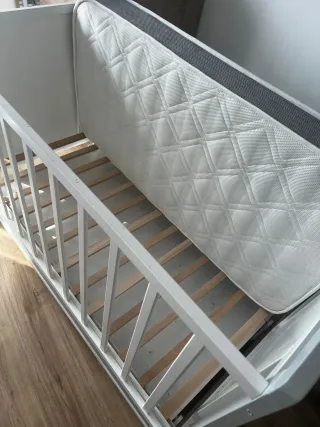 Cuna de bebé blanca y gris