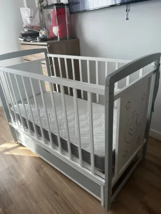 Cuna de bebé blanca y gris