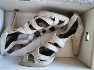 Zapatos de tacón beige y grises
