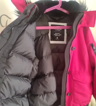 Cazadora Invierno Rosa con Capucha Negra