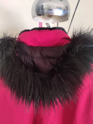 Cazadora Invierno Rosa con Capucha Negra