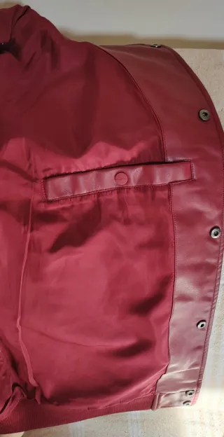 Chaqueta efecto piel roja y beige