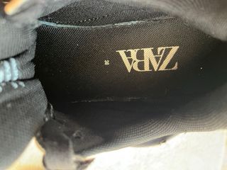 Zapatillas ZARA Beige y Negras 
38
