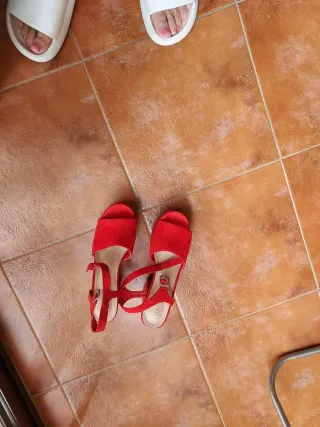 Zapatos de tacón rojos con plataforma