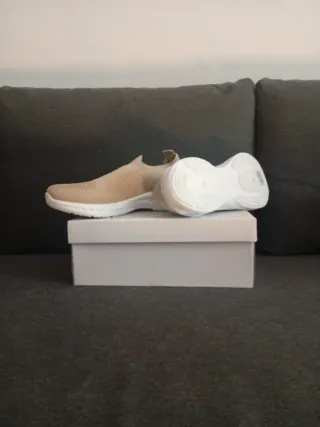 Zapatillas Beige y Blancas