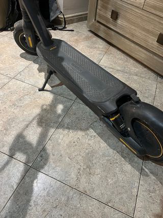 Patinete eléctrico negro