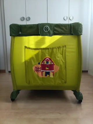 Cuna de viaje con colchón y sábanas