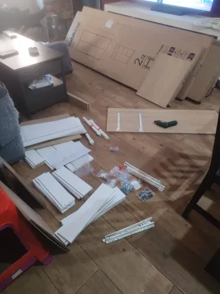 Se ensamblan  muebles 