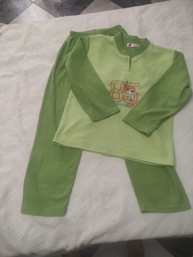 Pijama infantil verde