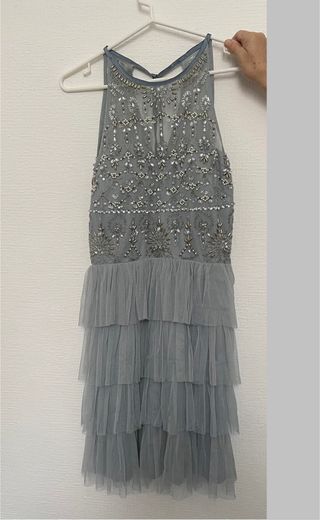 Vestido corto con pedrería y volantes