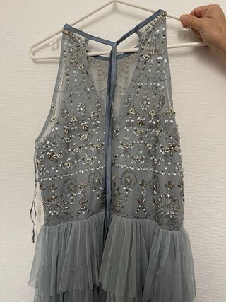Vestido corto con pedrería y volantes
